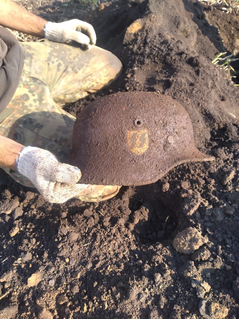 During recent excavations, a new Waffen-SS M40 helmet was found. The helmet is very sturdy and has nice decals, typical ET style decals.